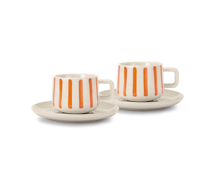 Turuncu çizgili, krem rengi iki espresso fincanı ve tabakları.