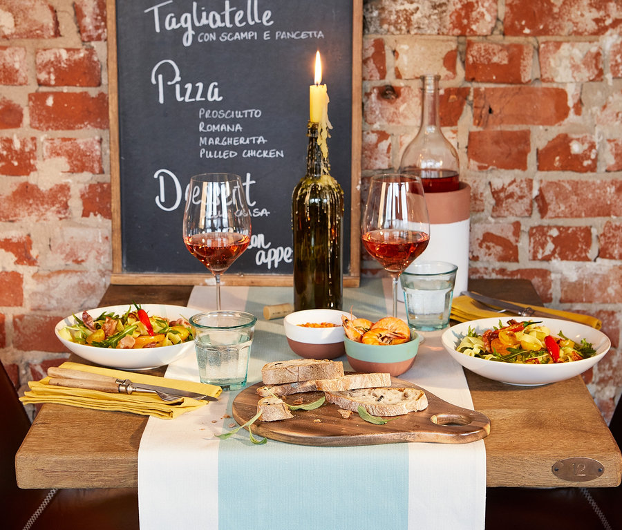 Derin tabakların, servis tahtasının ve şerit örtünün bulunduğu masa.