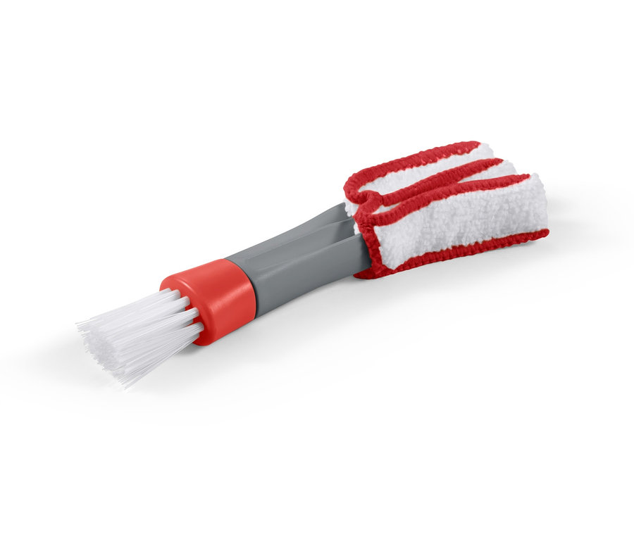 Beyaz kıllı ve kırmızı beyaz kumaş toz başlığına sahip 2'si 1 arada temizleme fırçasının yakın çekim görüntüsü.