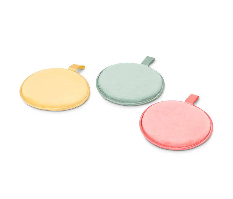 Sarı, yeşil ve pembe renklerde üç adet ekstra büyük, tekrar kullanılabilen makyaj temizleme pedi.