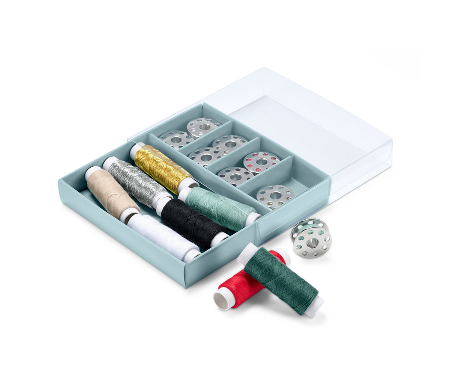Şeffaf kapaklı mavi bir kutuda dikiş ipliği seti.