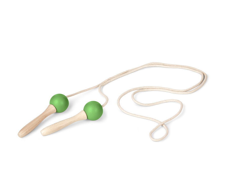 Ahşap saplı ve yeşil uçlu bir atlama ipi beyaz bir arka plan üzerinde duruyor.