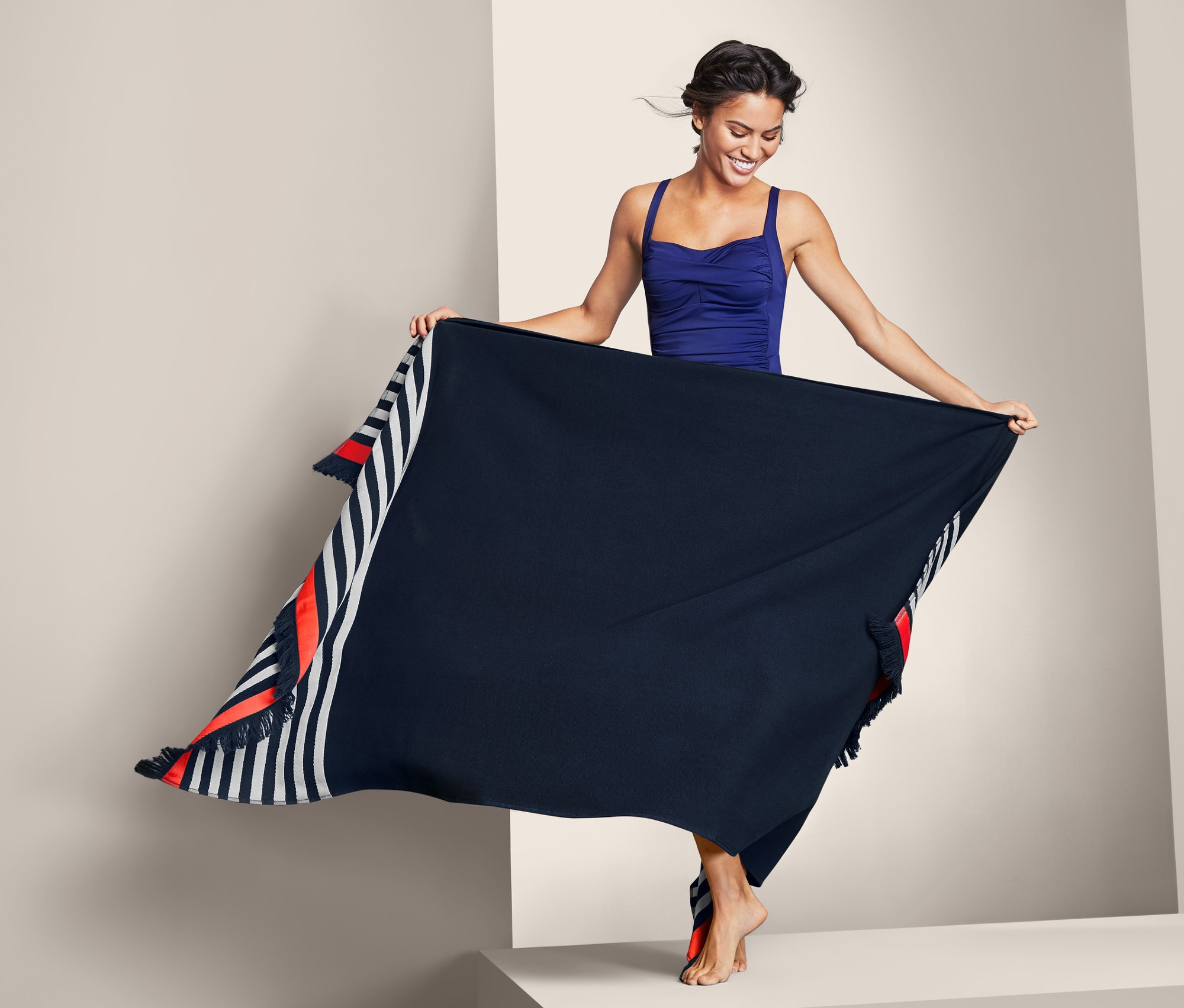 Kadın XL Banyo Havlusu tutuyor.