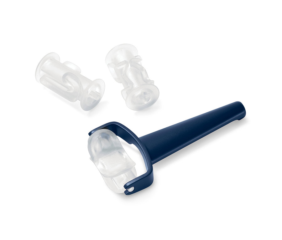 Mavi saplı ve iki şeffaf başlığı olan kurabiye merdanesi.