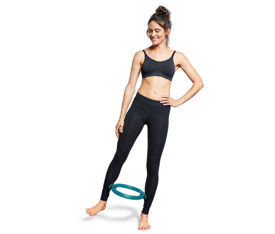 Kadın Pilates Çemberi ile egzersiz yapıyor.