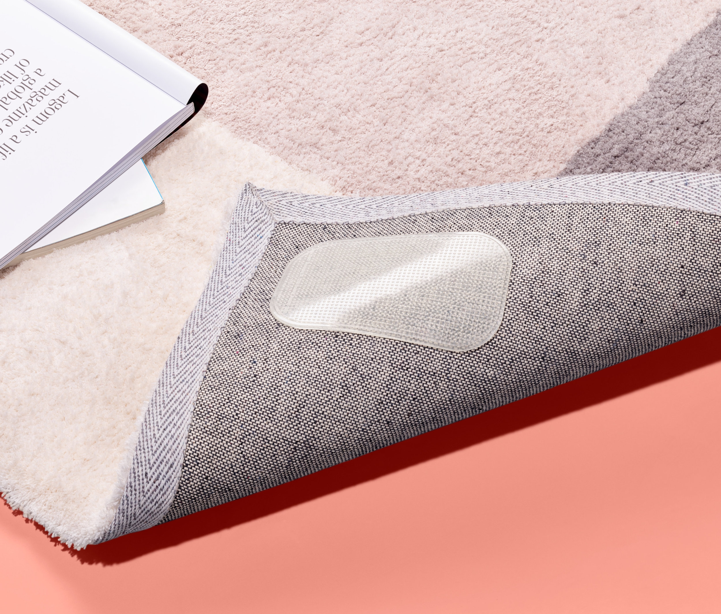 Bir halının detayında yapıştırılmış bir Kaydırmaz Halı Pedleri görülüyor.