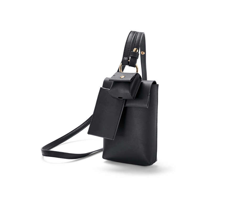 Askılı siyah mini çanta.