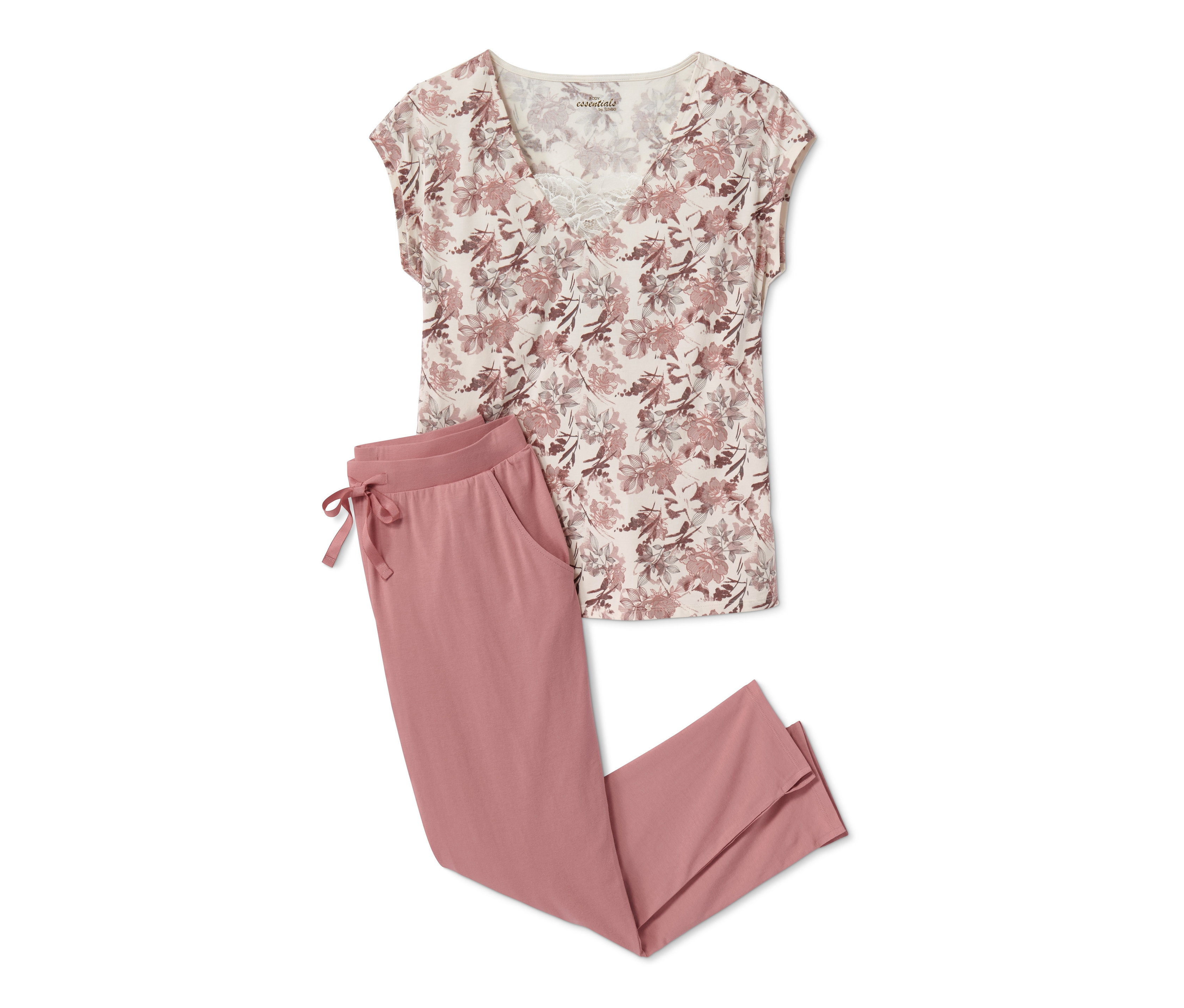 Çiçekli bir üst ve pembe pantolondan oluşan dantelli bir pijama beyaz bir arka planda duruyor.