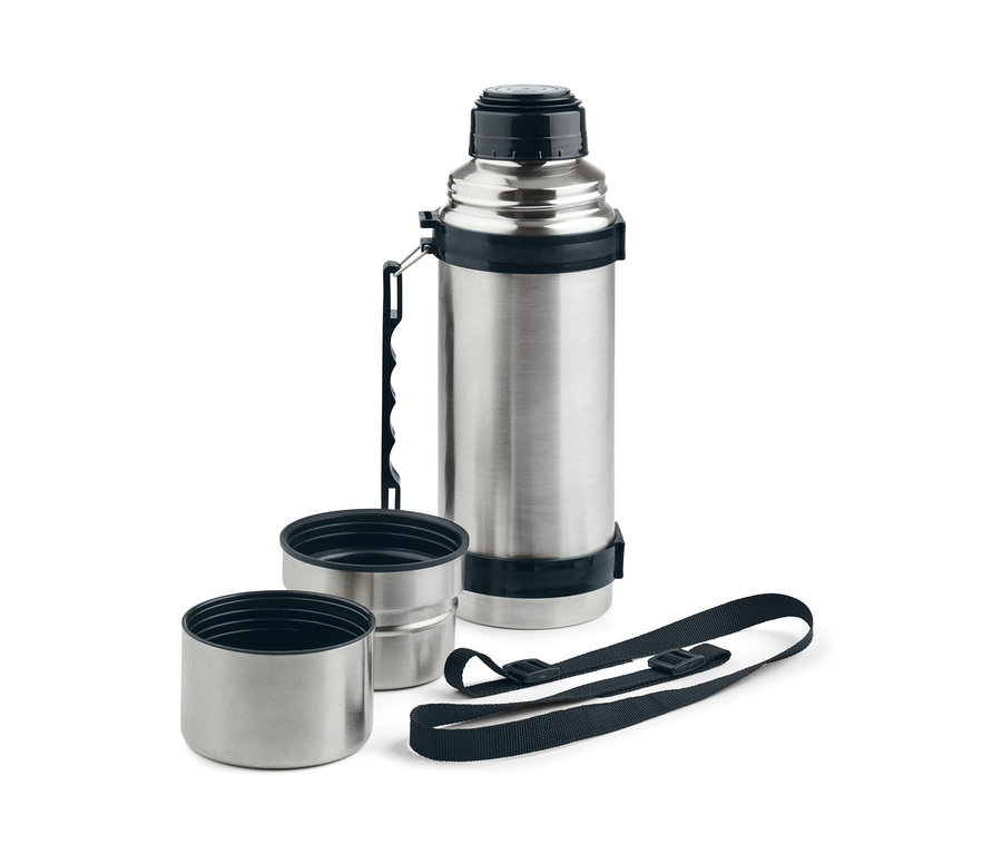 Gümüş renkli, 2 bardaklı ve siyah askılı termos beyaz bir zemin üzerinde duruyor.
