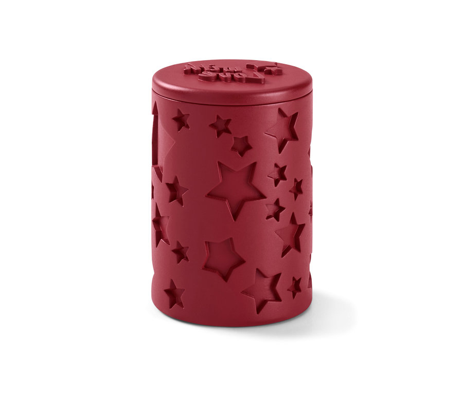 Beyaz arka planda yıldızları olan kırmızı renkli 3'ü 1 arada kurabiye aparatı.