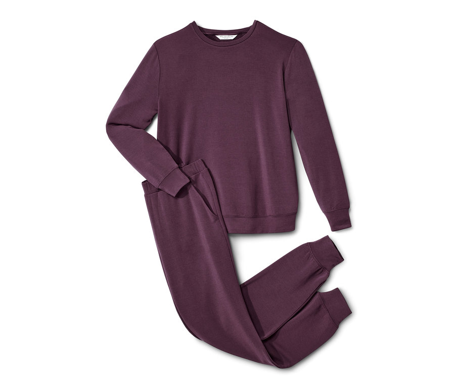 Lila renkli eşofman takımı beyaz bir arka plan üzerinde duruyor.