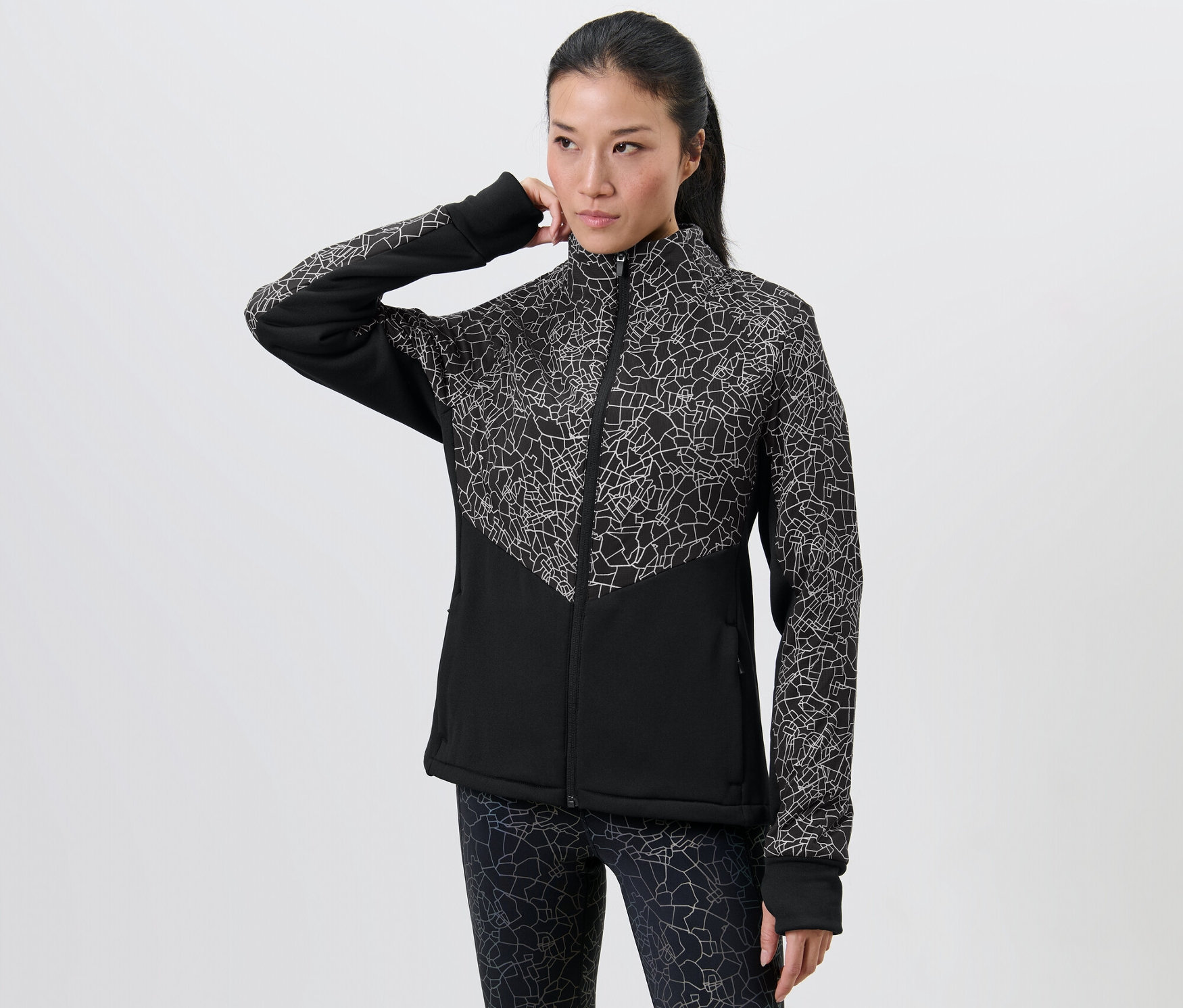 Kadın termal ceketle poz veriyor.