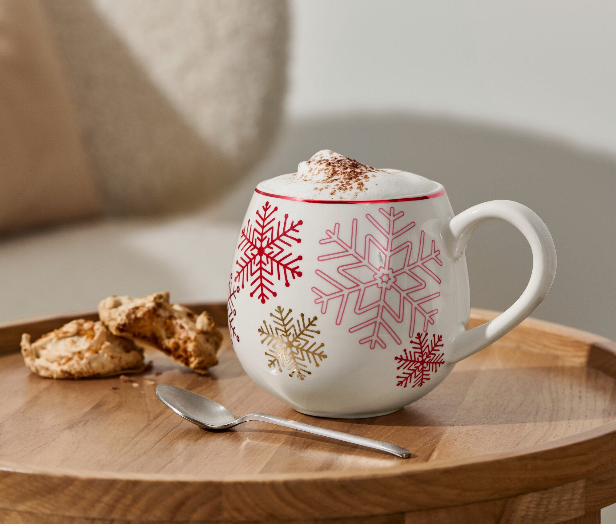 Ahşap bir masanın üzerinde içecek ve krem şanti bulunan XL Kupa.