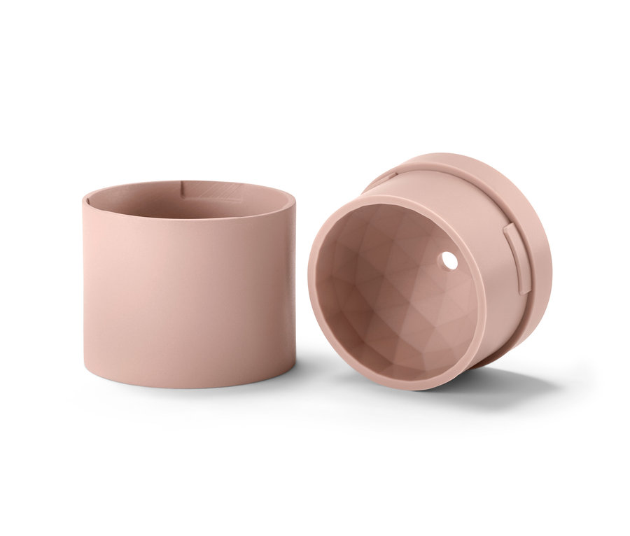 Beyaz bir arka planda duran iki pembe yüz için buz kalıbı.