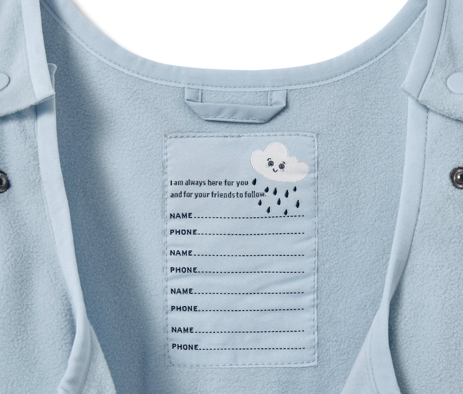 Açık mavi, isim ve telefon numarası için yeri olan küçük çocuk termal yağmur pantolonu.