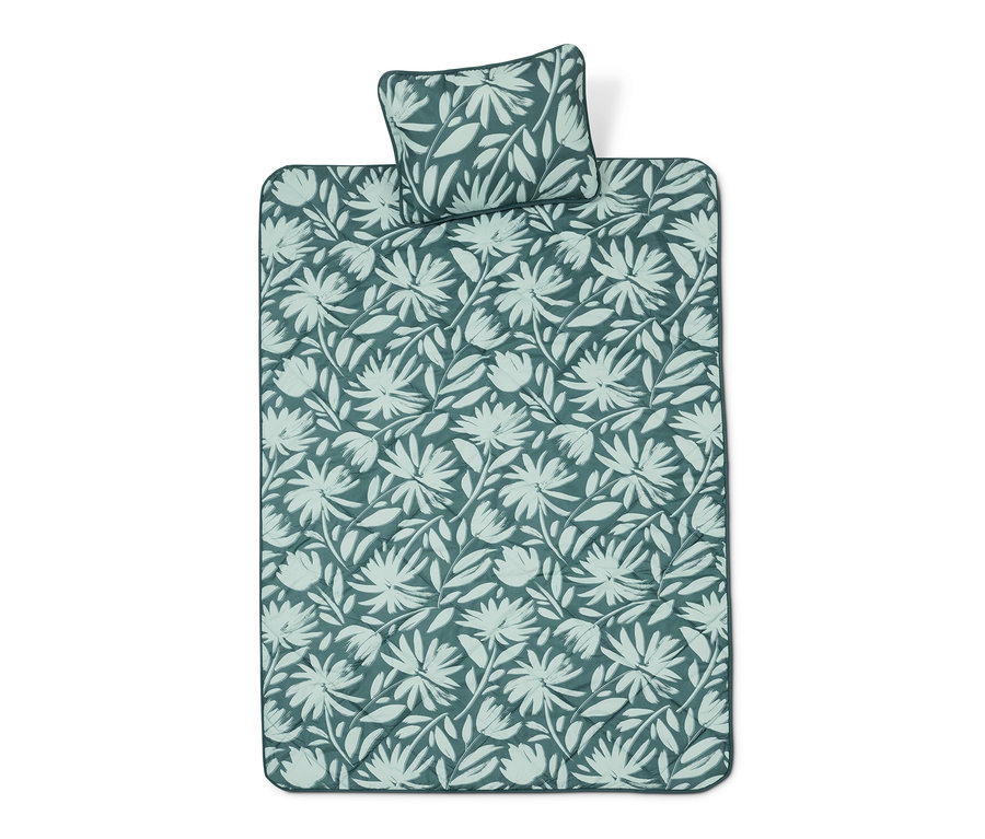 Çiçek desenli seyahat yatağı seti.