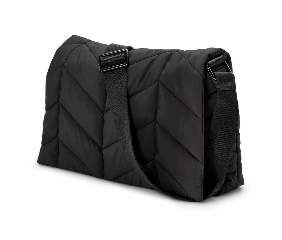 Kapitone siyah omuz çantasının yakın çekim görüntüsü.