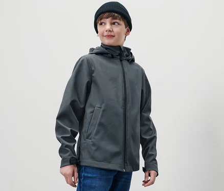 Siyah şapkalı ve Çocuk Softshell Ceketli çocuk