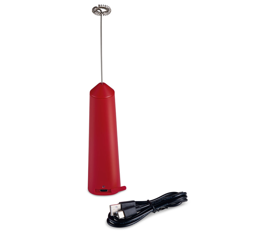 Kırmızı şarjlı süt köpürtücü ve şarj kablosu beyaz bir arka plan üzerinde duruyor.