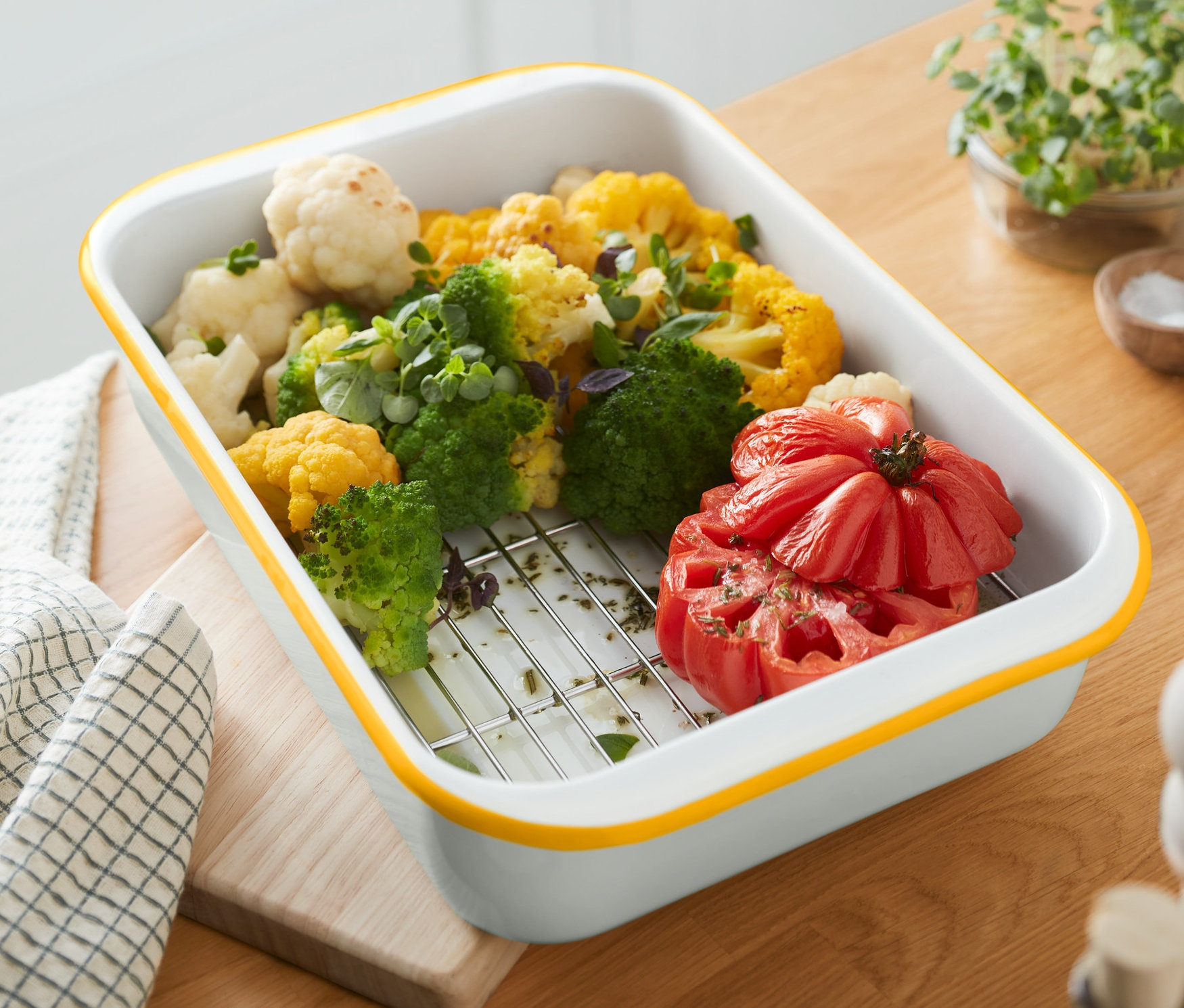 Telli Emaye Fırın Kabında sebzeler.