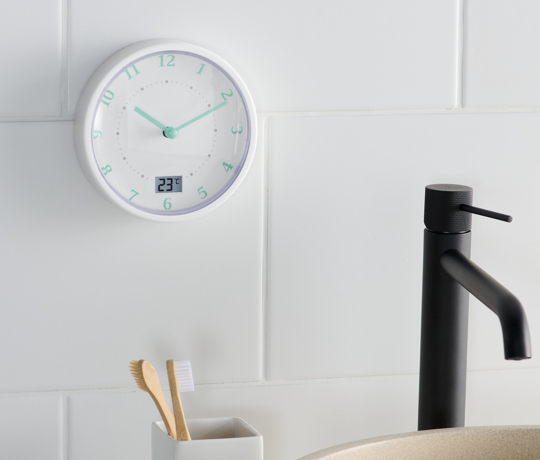 Banyo duvar saati, lavabo ve diş fırçası tutucunun yanında 11:22'yi gösteriyor.