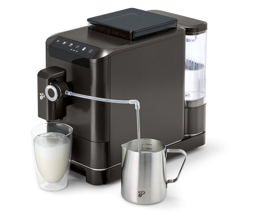 »Esperto 2 Milk« Granite Black kahve makinesi bir bardağı sütle dolduruyor.