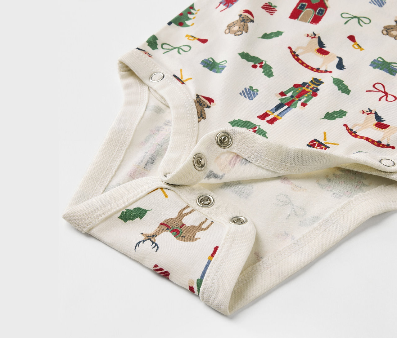 Noel desenli bir bebek zıbının detayı.