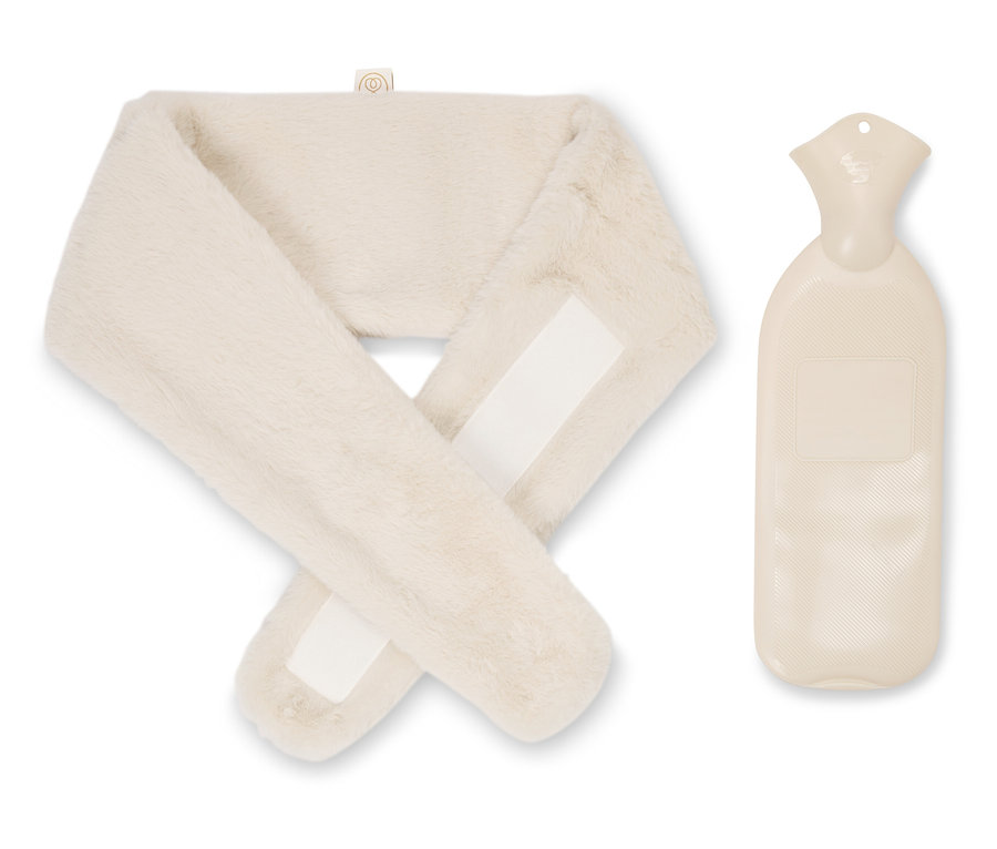 Bej renkli, kürklü bir atkı ve bir sıcak su şişesi beyaz bir zeminde yan yana duruyor.