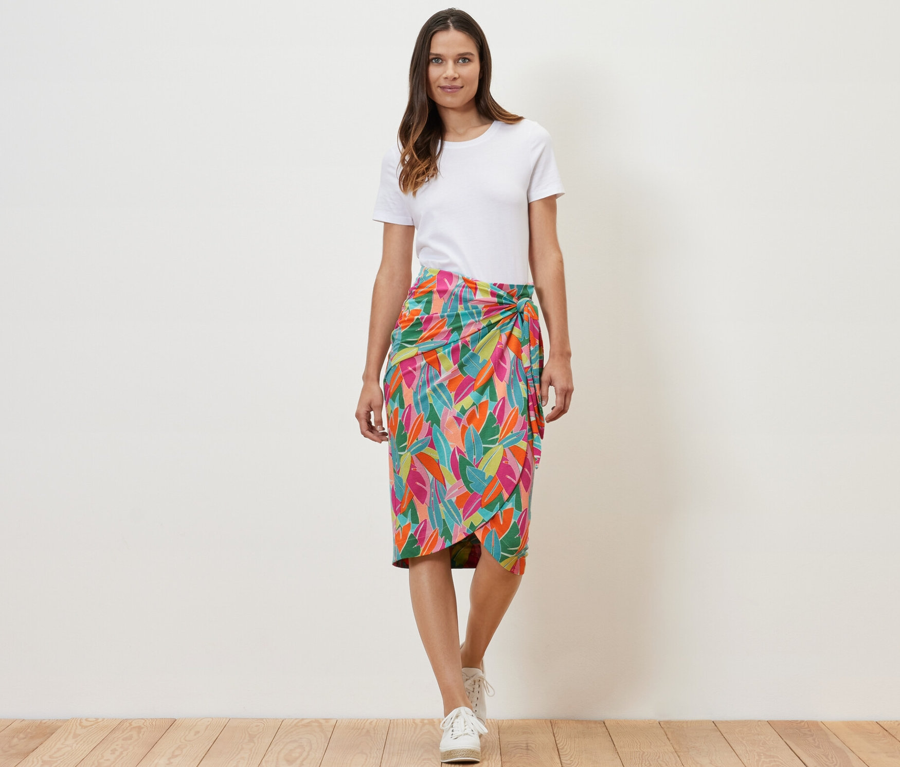 Kadın yaprak baskılı dolama jarse etek giyiyor.