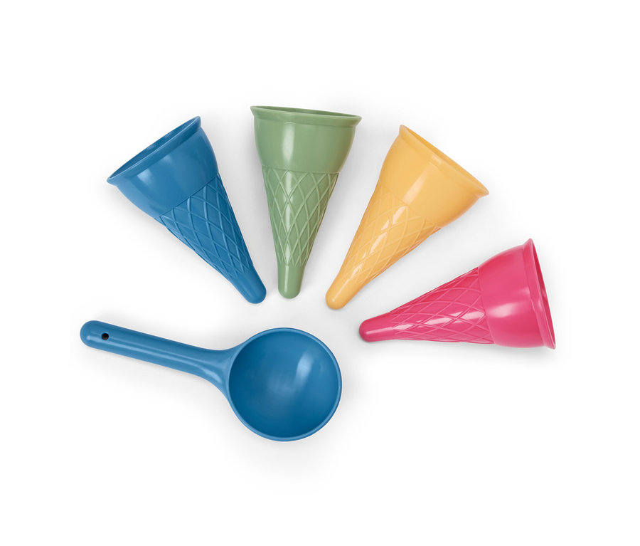 Dondurma şeklinde kum kalıbı ve beyaz bir arka plan üzerinde mavi bir kürek.