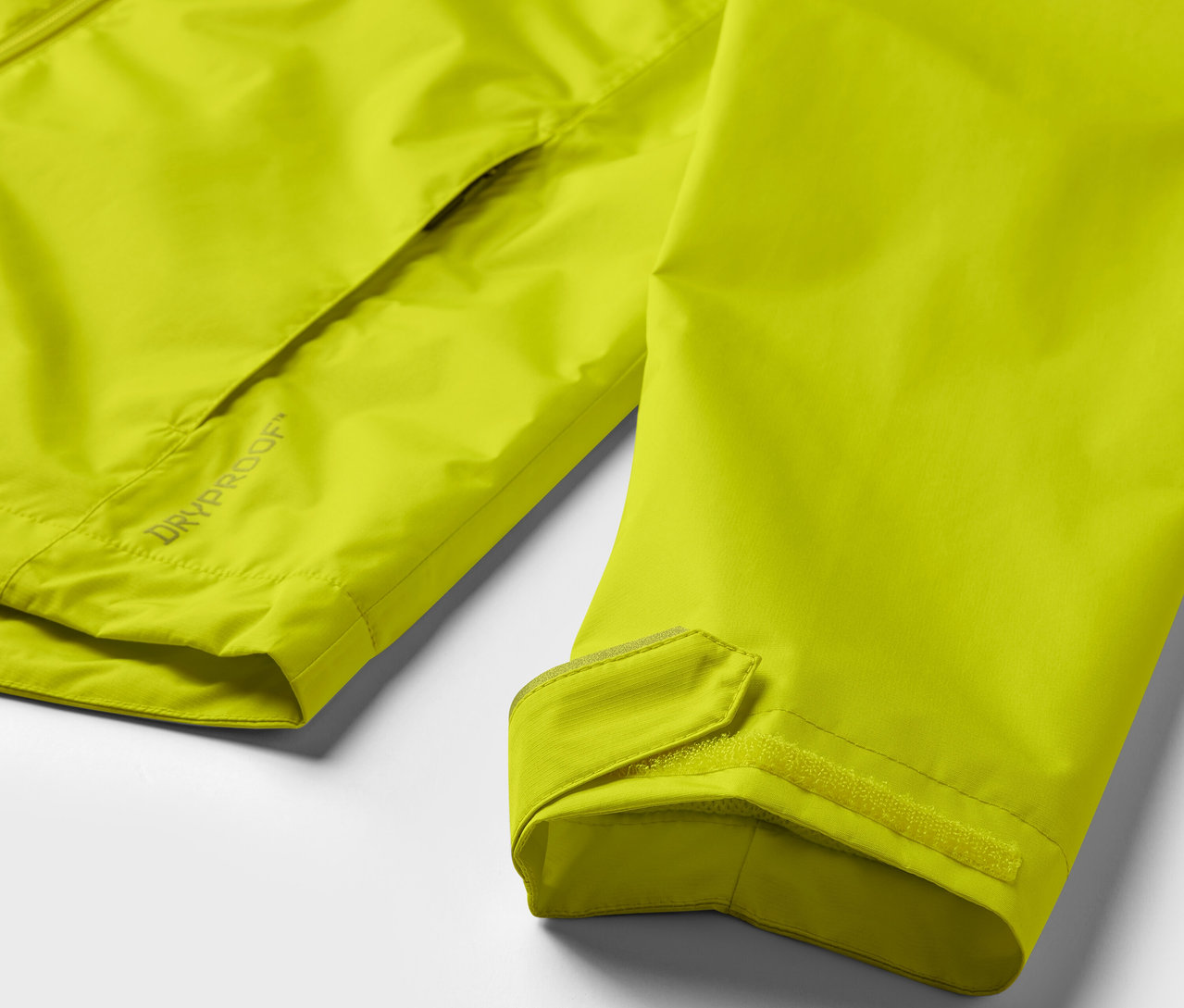 Sarı bir yağmurluğun yakın çekim detayı.