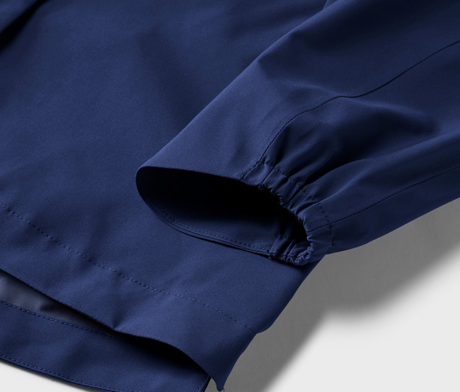 Fonksiyonel bir outdoor ceket detayı.