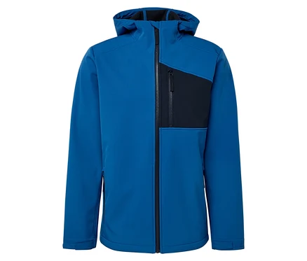 Kapüşonlu ve siyah göğüs cepli mavi softshell ceket.