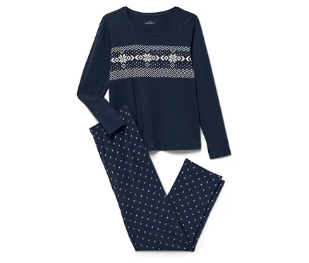 Lacivert uzun kollu, kar tanesi desenli pijama üstü ve puantiyeli pantolon altı.