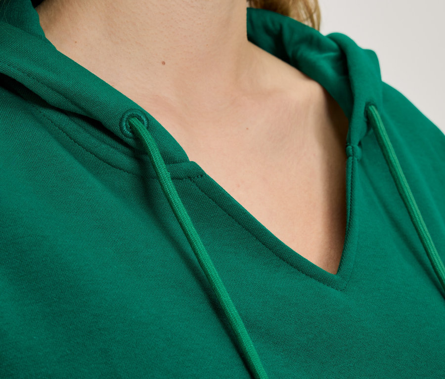 İpli, yeşil kapüşonlu sweatshirt detayı.