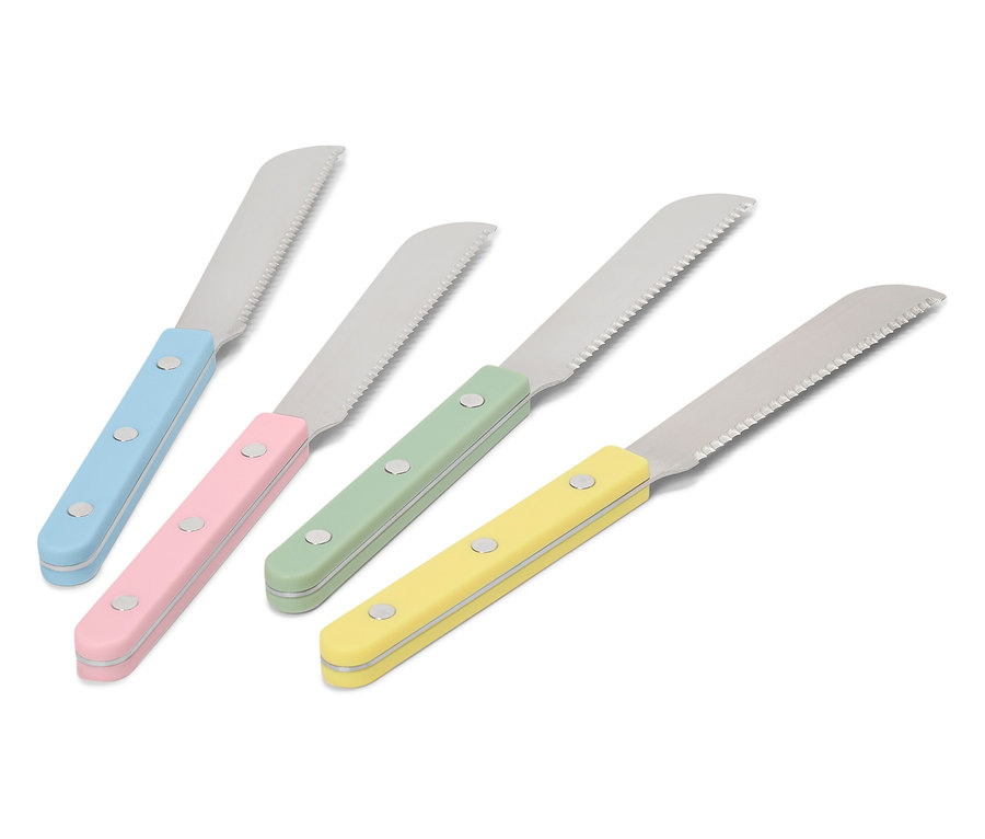 Beyaz bir arka plan üzerinde düzenlenmiş, pastel renkli saplara sahip dört tereyağı bıçağı.