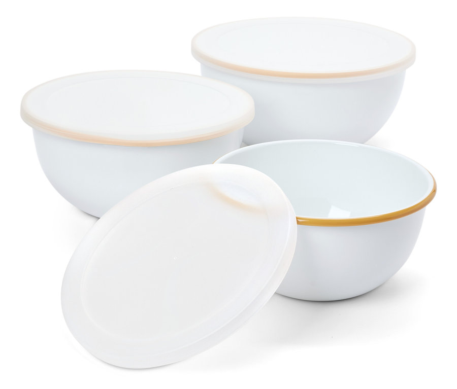 Beyaz arka planda kapaklı üç beyaz kase.