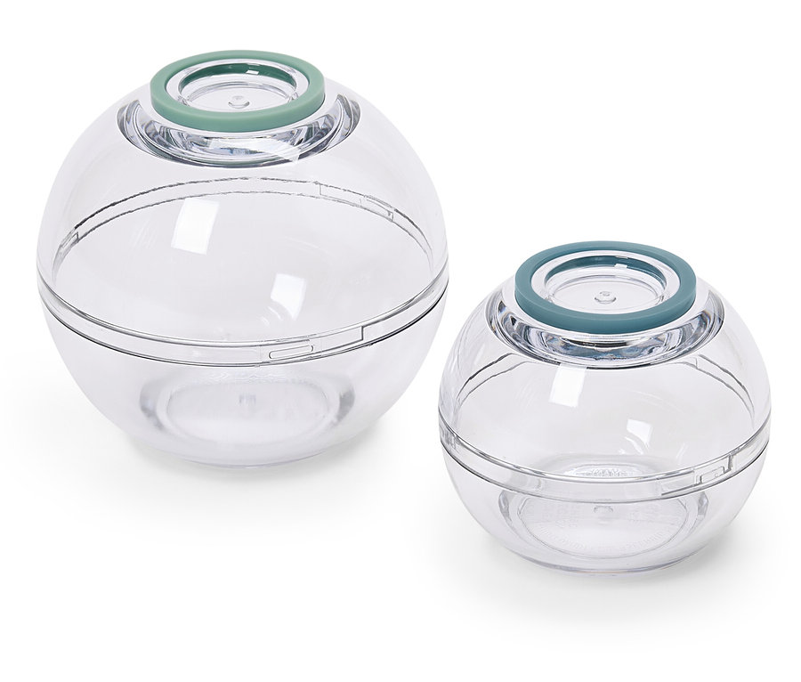 Mavi-yeşil kapaklı iki adet yuvarlak, şeffaf kap.