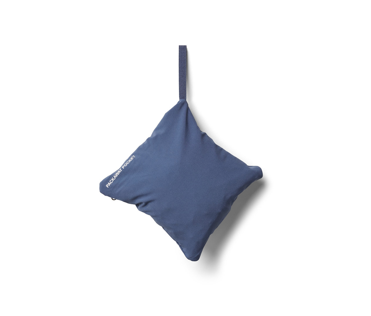 Asılı halkası olan mavi, kendi cebine toplanabilir şort.