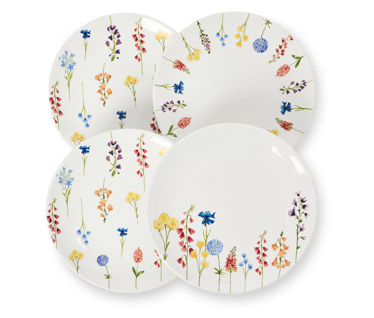 Çiçek desenli dört adet tatlı tabağı üst üste duruyor.