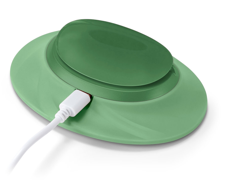 Bağlı beyaz bir USB-C kablosu olan yeşil kablosuz şarj cihazı.