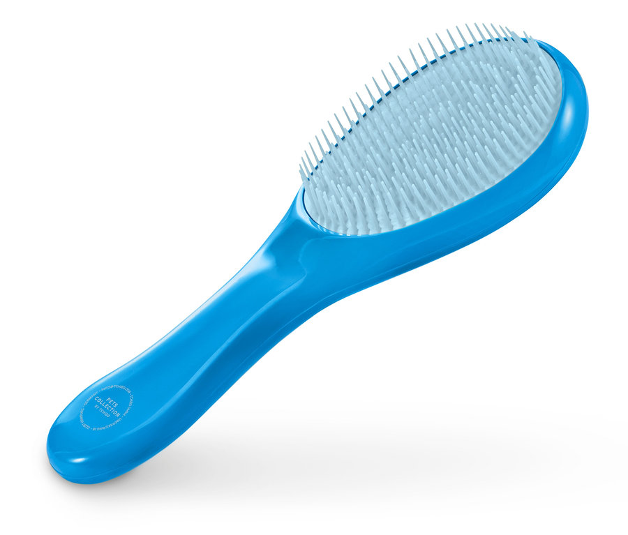 Mavi bir saç fırçası beyaz bir arka plan üzerinde duruyor.