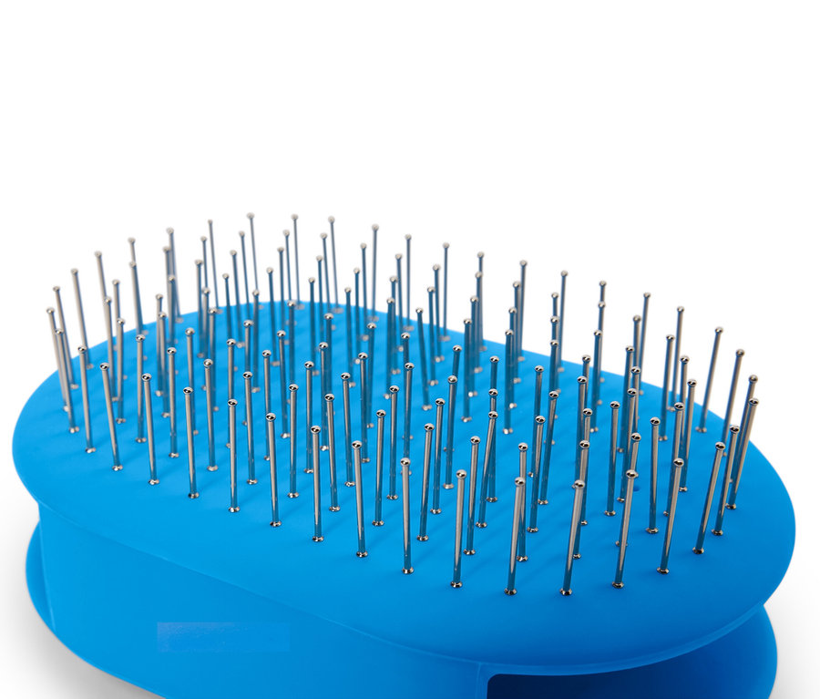 Beyaz bir arka plan üzerinde metal uçlu mavi bir saç fırçasının yakın çekimi.