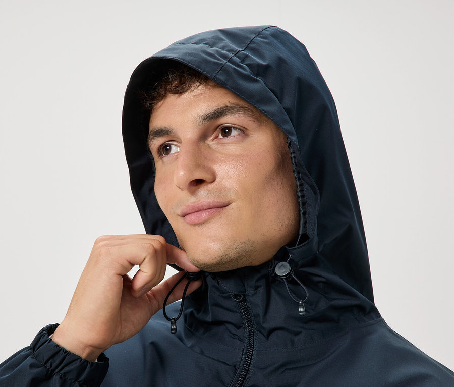 Kapüşonlu adam ipleri çekiyor.