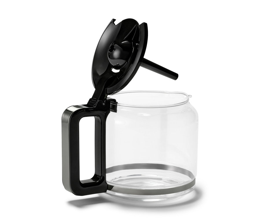 Gümüş renkli »Let's Brew Elegant« filtre kahve makinesinin açık, siyah kapaklı cam sürahisi.