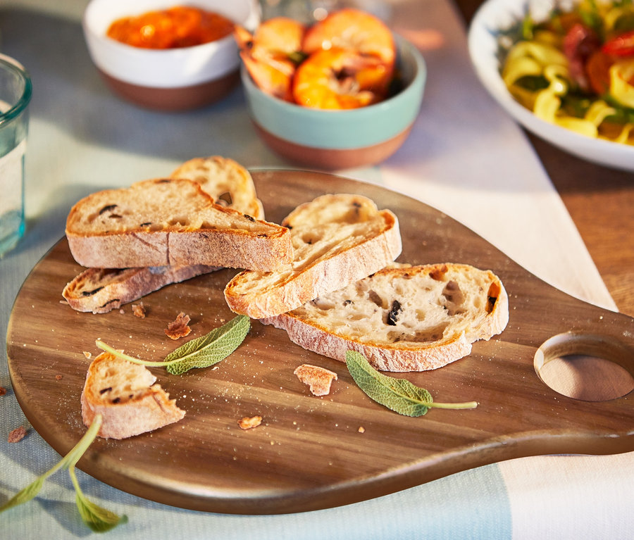 Ekmek dilimleri Servis Tahtası üzerinde duruyor.