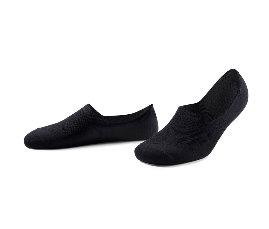 Beyaz bir arka plan üzerinde iki adet siyah sneaker çorabı.