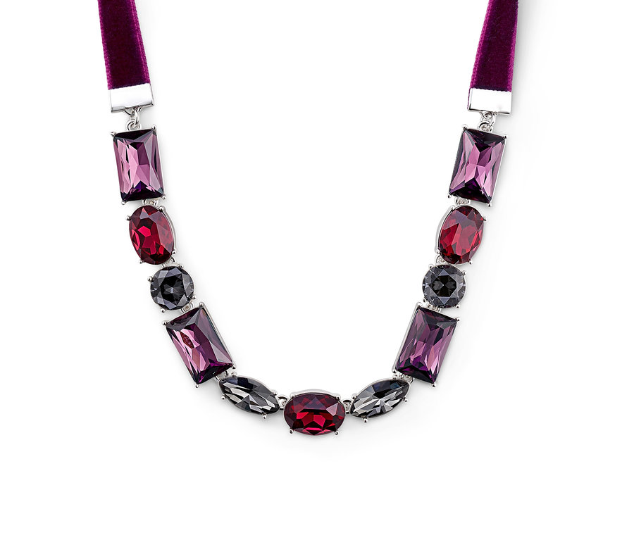 Beyaz zemin üzerinde mor, kırmızı ve gri taşlı kadife bantlı kolye.