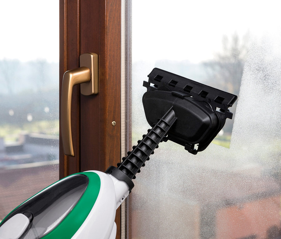 Çok Fonksiyonlu Buharlı Paspas bir pencereyi temizliyor.