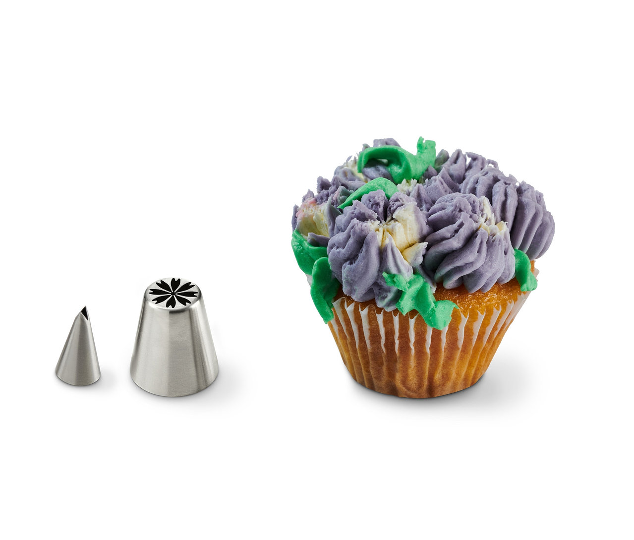 Dekorlu muffin yanında iki metal pasta kreması sıkma ucu. Çok Uçlu Sıkma Torbası Seti.